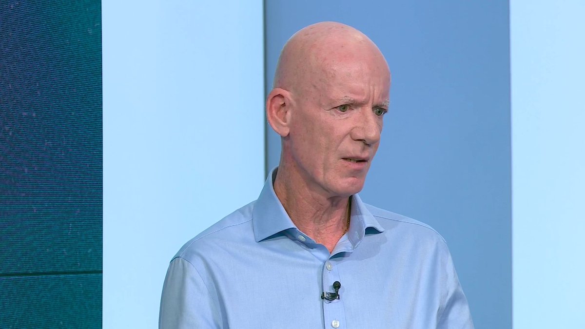 "If you pull all your resources together, I think you would come to a far different decision" 👀 Dermot Gallagher says that Bruno Fernandes shouldn't have been sent off for his challenge with James Maddison ❌🟨
