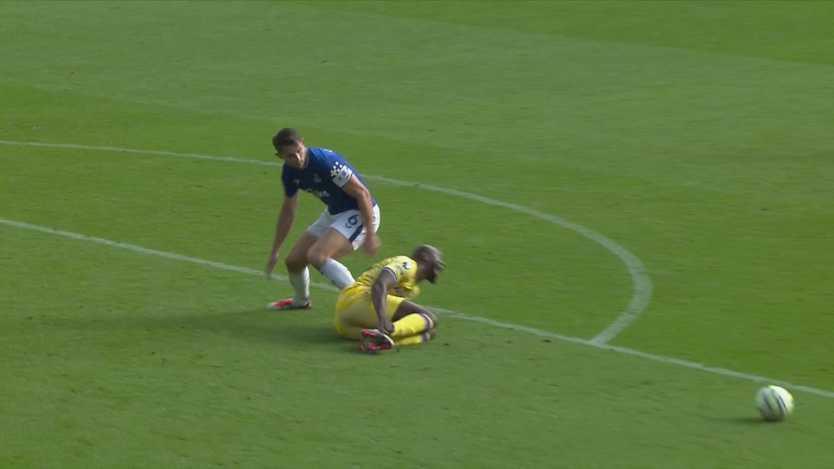 "It's gonna split a lot of people; I actually thought it was a penalty" 👀 Dermot Gallagher thinks Tarkowski should have been awarded a red card against Crystal Palace 😮