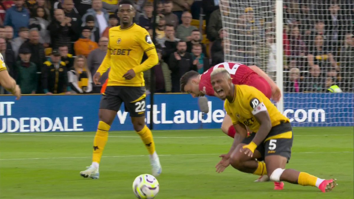 "That breaks your ankle!" 😬 Dean Ashton, Sue Smith and Dermot Gallagher debate on if Diogo Jota should have received a red card for his challenge on Mario Lemina 💭