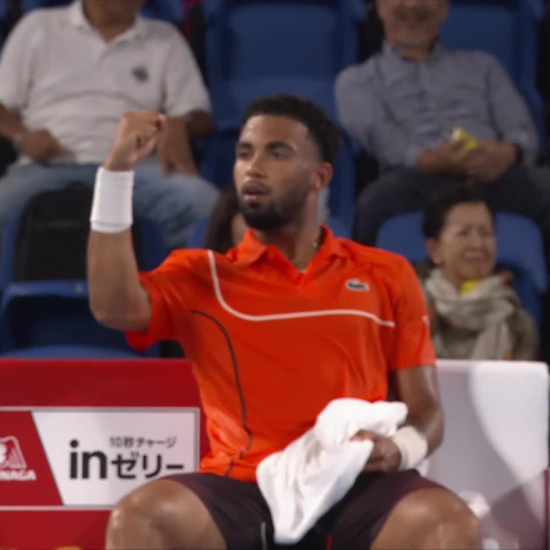 Le CRAQUAGE d’Holger Rune après la perte du premier set contre Arthur Fils à Tokyo. 😬💥