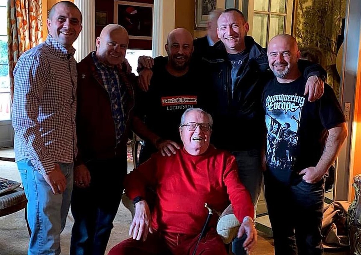 🇫🇷 FLASH | Dispensé du procès pour détournement de fonds européens qui débute ce lundi, pour raisons de "santé fragile", Jean-Marie Le Pen, 96 ans, a été filmé dans sa villa moins de 48h avant le début des audiences, en train de chanter avec des néonazis.