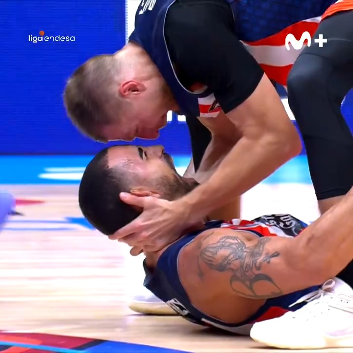 👀 Tras conocer la 𝙢𝙚𝙟𝙤𝙧 𝙟𝙪𝙜𝙖𝙙𝙖 del #Top10Toyota de la primera jornada de la #LigaEndesa... ¡Queremos ver vuestros vídeos del tiro histórico en el Coliseum A Coruña! 📹 ¡Contesta a este mensaje con tu vídeo! 😜 Yunio Barrueta | Leyma Basquet Coruña 🍊