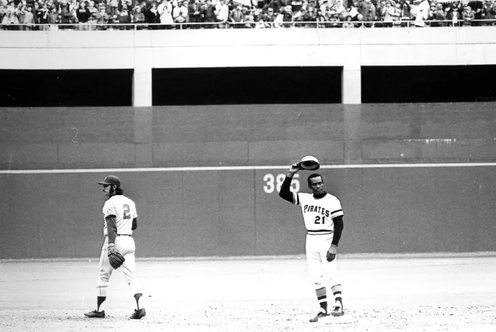 #UnDíaComoHoy en el 1972 ocurrió un acto histórico e inolvidable: el hit 3,000 de nuestro astro boricua. ¡VIVA ROBERTO CLEMENTE! 🇵🇷
