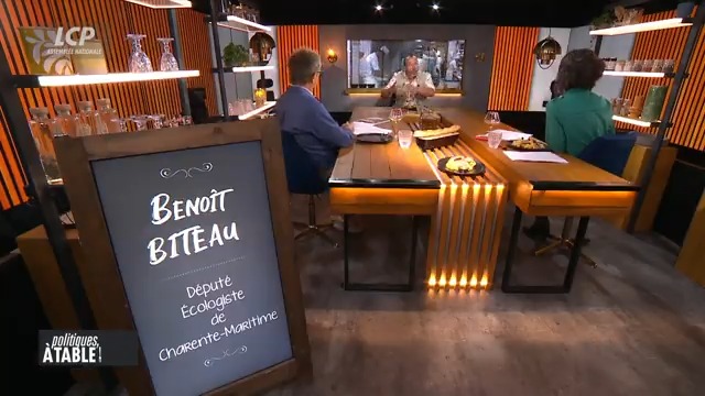 "Si on a des inondations, c'est qu'on a créé des autoroutes de l'eau", déplore Benoît BITEAU. "Il y a 50 ans, on avait des arbres, des méandres, des zones humides qui permettaient de gérer l'eau convenablement et de recharger les nappes souterraines." #Inondations #PolÀTable