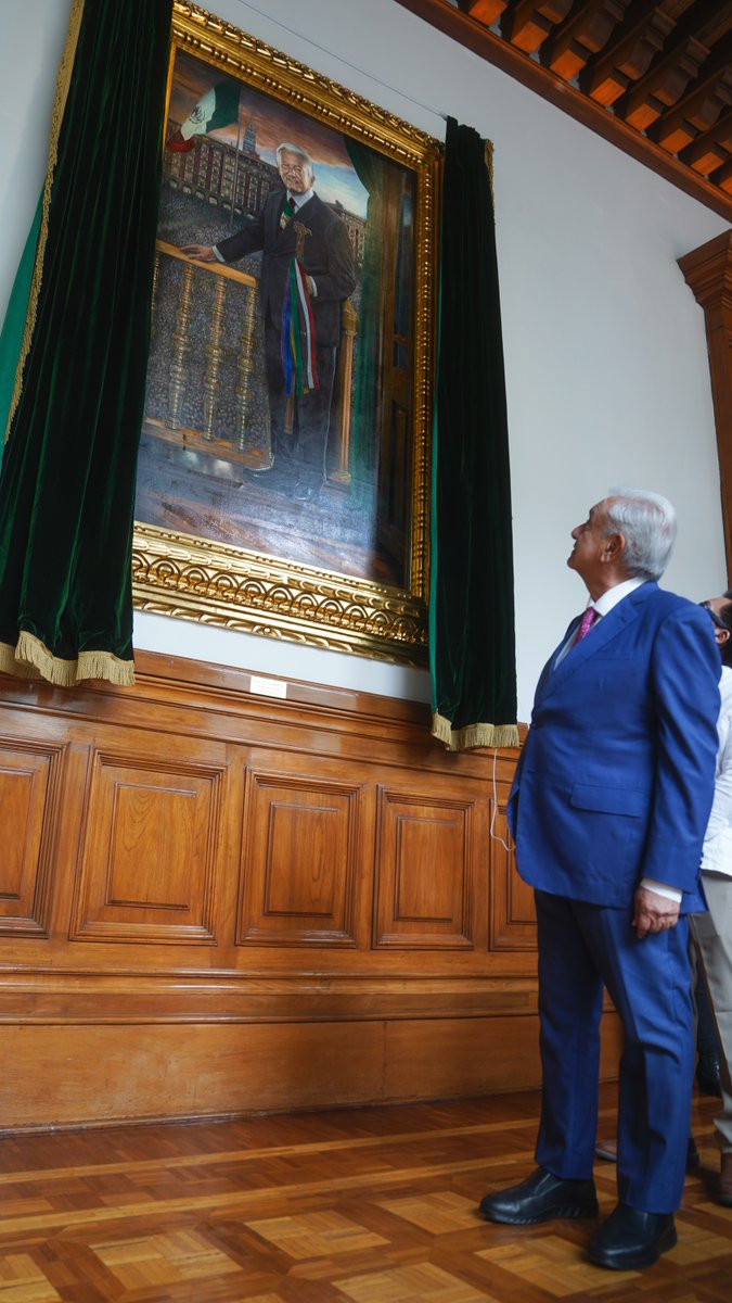 Develamos en Palacio Nacional el retrato al óleo que estará en la Galería de los Presidentes. En esta obra, de Ermilo Espinosa, estamos acompañados del pueblo en el Zócalo de la Ciudad de México. El cuadro está lleno de simbolismos, entre ellos el bastón de mando y la banda presidencial, que capturan la cercanía con la gente, esencia de la Cuarta Transformación de México. Agradecemos a las artesanas de Oaxaca que realizaron este marco único tallado en oro.