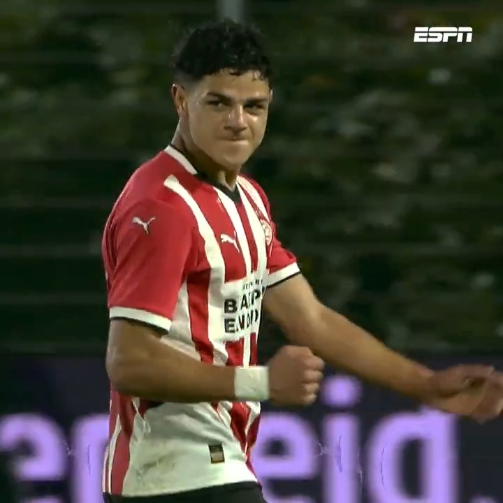 Marcus Younis maakt zijn eerste in dienst van PSV op geweldige wijze💥 #jpshel