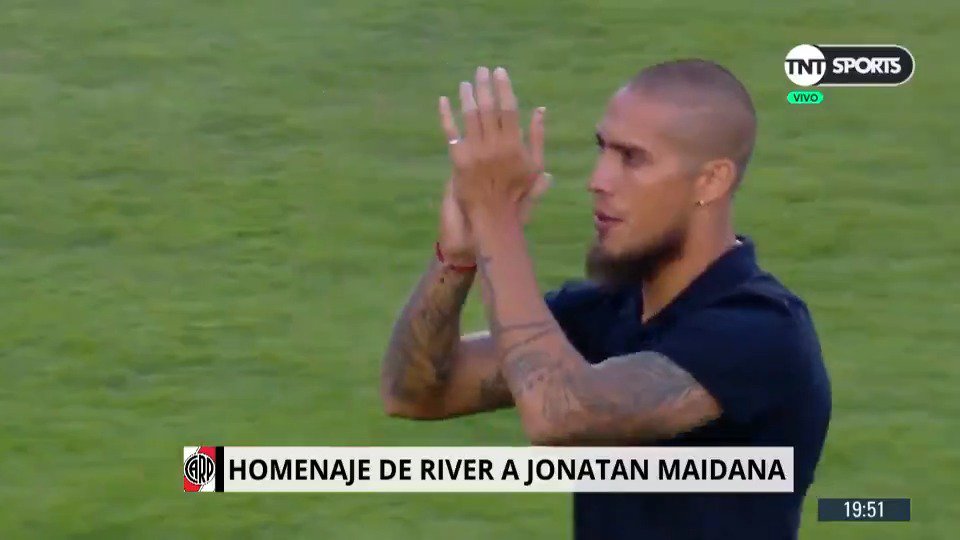 No cualquiera hacia que un Monumental se ponga de pie y ovacione tu nombre mientras quedabas en la historia de un club con semejante trayectoria y nombres...