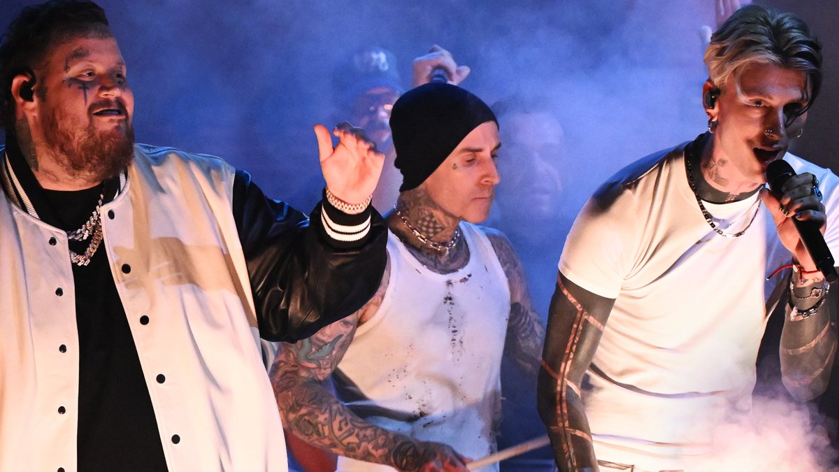 .Jelly Roll & blonde don perform “Lonely Road” with special guest Travis Barker! Watch the full performance ⬇️ #FallonTonight