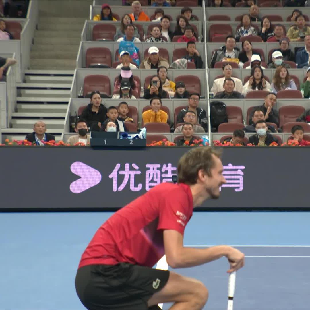 Daniil Medvedev pretending he got hit while playing Alcaraz 😂 Carlos immediately put his hand up to check on him. Meddy pretends to be hurt and then jokingly lets him know he’s okay. Give the man his Oscar already 🎬