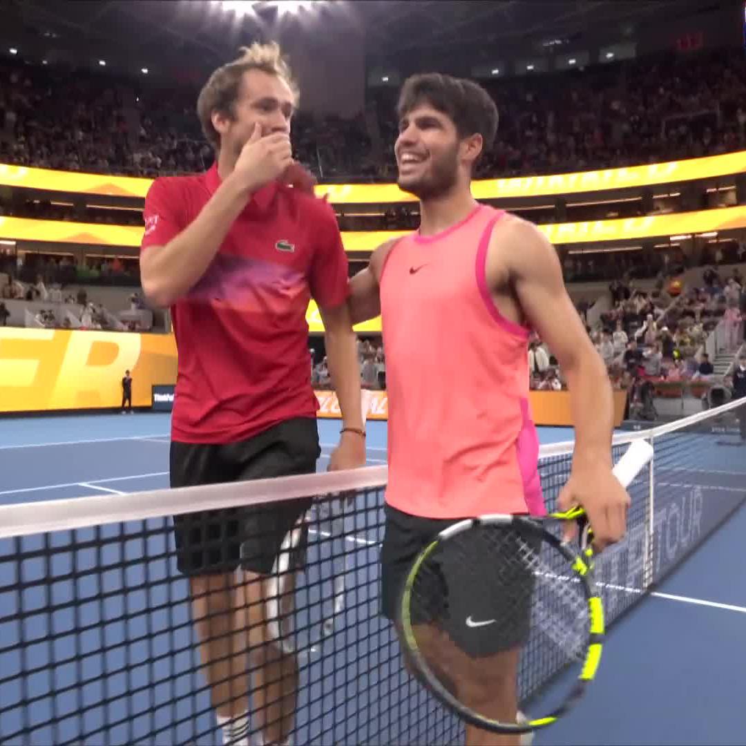 Daniil Medvedev explique ce qu’il a dit à Carlos Alcaraz au filet 😭 🗣️ « J'ai dit à Carlos que lors du prochain match, j'allais me teindre les cheveux en blond et écrire « Botic » sur mon tee-shirt. Peut-être que ça m’aidera »
