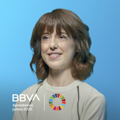 “Todo lo que escribo es un mensaje de agradecimiento a mi abuelo y a todas las personas cuidadoras de libros y de palabras, en sus manos está el futuro que seremos”, Irene Vallejo (Irene Vallejo), filóloga y escritora.