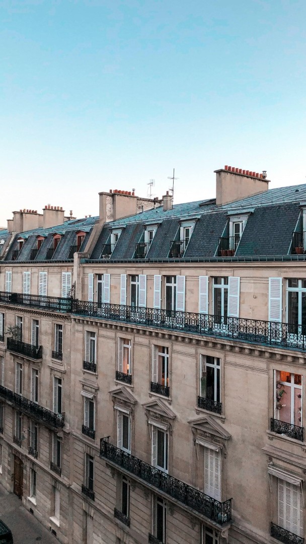 Immobilier : les prix vont-ils encore baisser ? 🏠 En deux ans, les prix des maisons et #appartements ont baissé de 12%. Le phénomène n'est pas terminé et attention à ne pas relever trop vite les prix pour les vendeurs. 💬 Charles MARINAKIS , président de Century 21 France