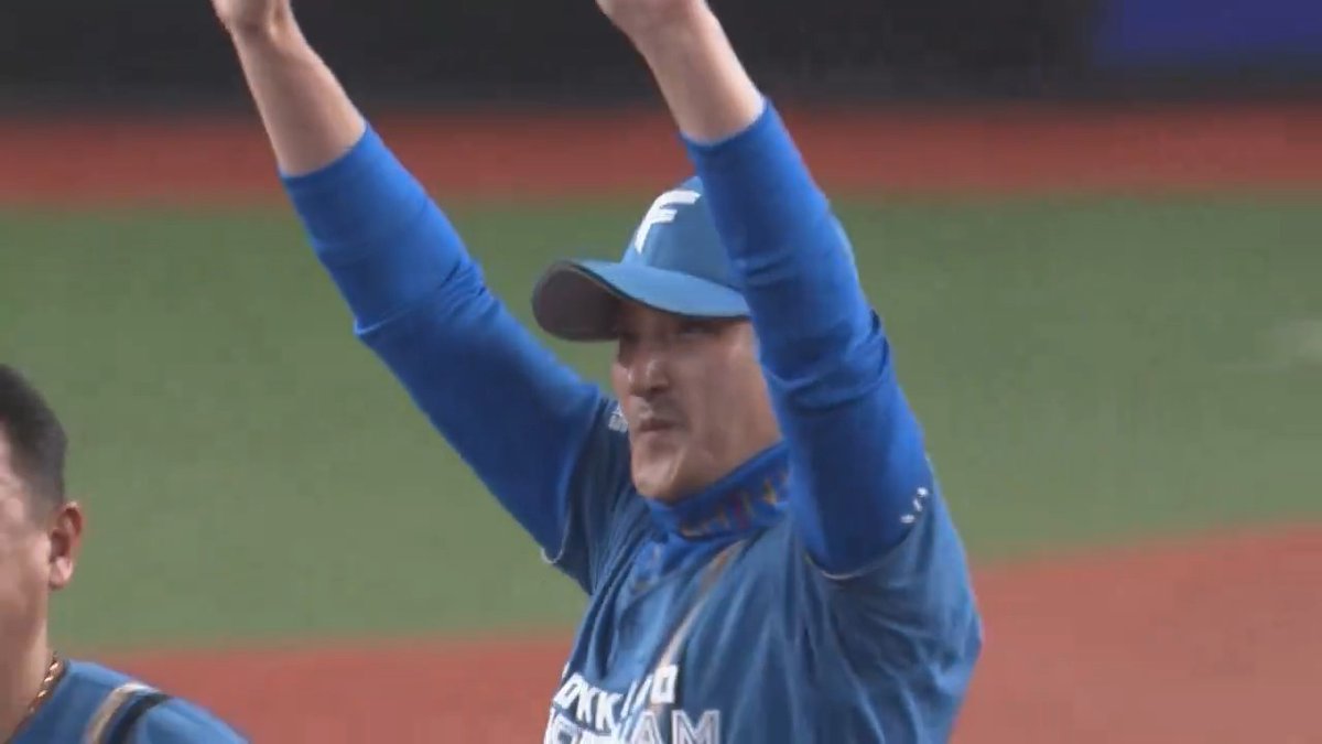 北海道日本ハムは本日の試合がベルーナドームでのレギュラーシーズン最終戦‼🏟️ 試合後にスタンドのファンへ向けて挨拶を行いました！🙇‍♂️ 🙌 #lovefighters 👇ライブ配信はこちら