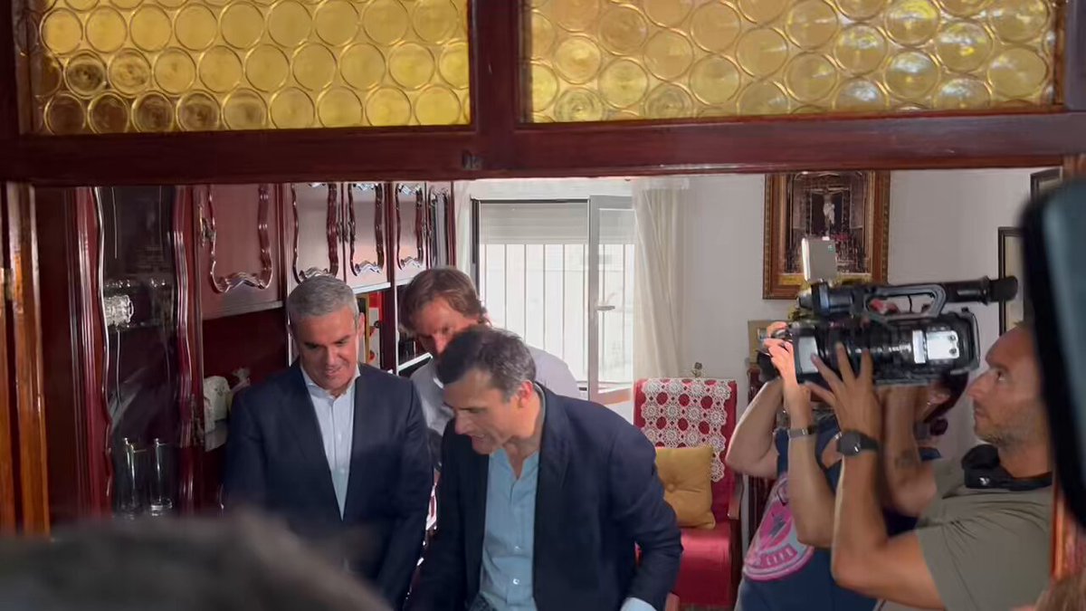 El alcalde de Cádiz y la primera vecina de Loreto a la que han instalado el primer detector de humo gratis para evitar incendios en casas de mayores y dependientes ❤️ Un amor a primera vista ❤️ “Tú sabes otras cosas”