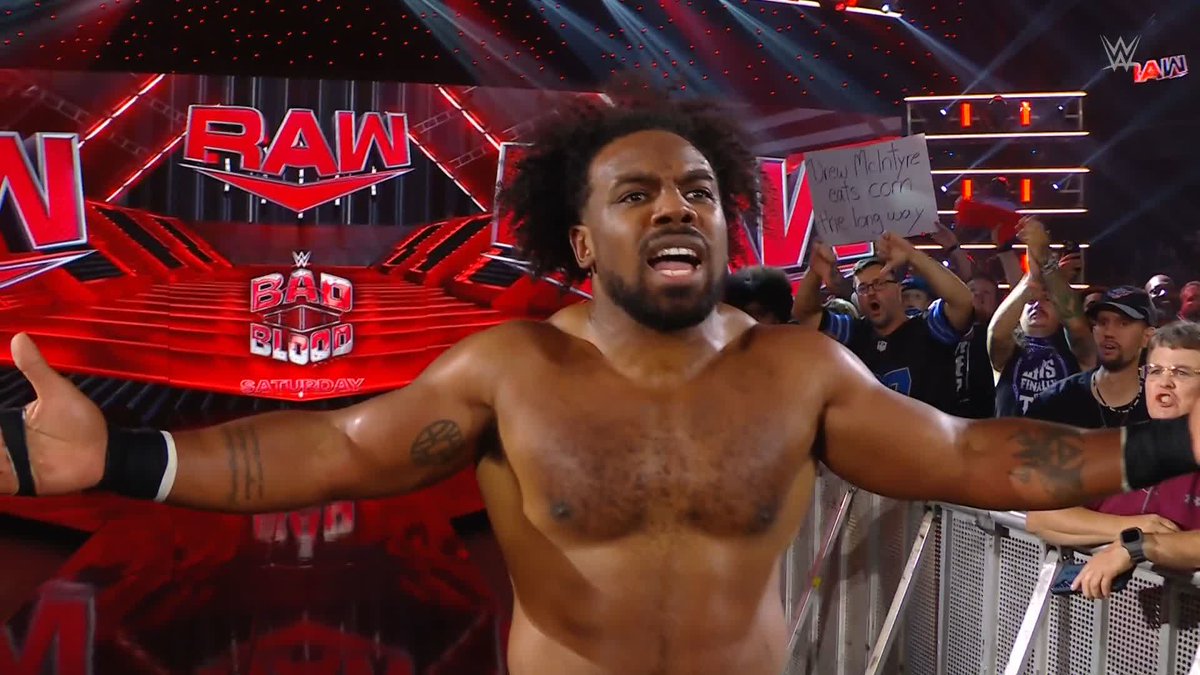 WWE süperstarı Xavier Woods, Rey Mysterio'nun maskesini kopararak galibiyeti elde etti.