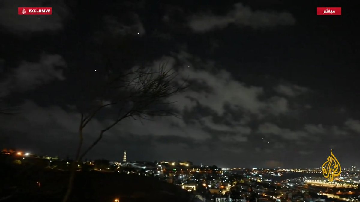 صور مباشرة تظهر عشرات الصواريخ باتجاه تل أبيب قال الجيش الإسرائيلي إنها أطلقت من #إيران #حرب_غزة #الأخبار