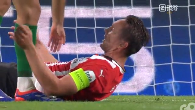 OOOH! Wat een aanname van De Jong, maar nét geen goal 😮‍💨 #ZiggoSport #UCL #PSVSPO