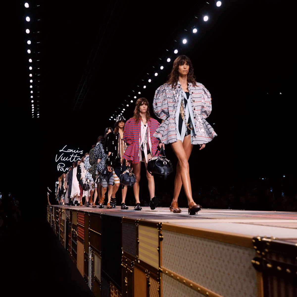 Women’s Spring-Summer 2025. Evoking a wardrobe pulsating with contrasts, Nicolas Ghesquiere unveils a paradoxical sensibility, fusing signature tailoring with feminine fluidity. Watch the full show at #LVSS25 #NicolasGhesquiere #LouisVuitton