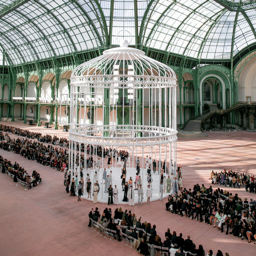 グラン パレで開催された #CHANEL 2025年春夏 プレタポルテ コレクション ショーでモデルたちが歩くランウェイに設えられた鳥かご。扉が開かれ、圧倒的な存在感を放つその鳥かごが、空高く舞い上がるように誘います。 ▼詳細はこちら #CHANELSpringSummer #CHANELShow