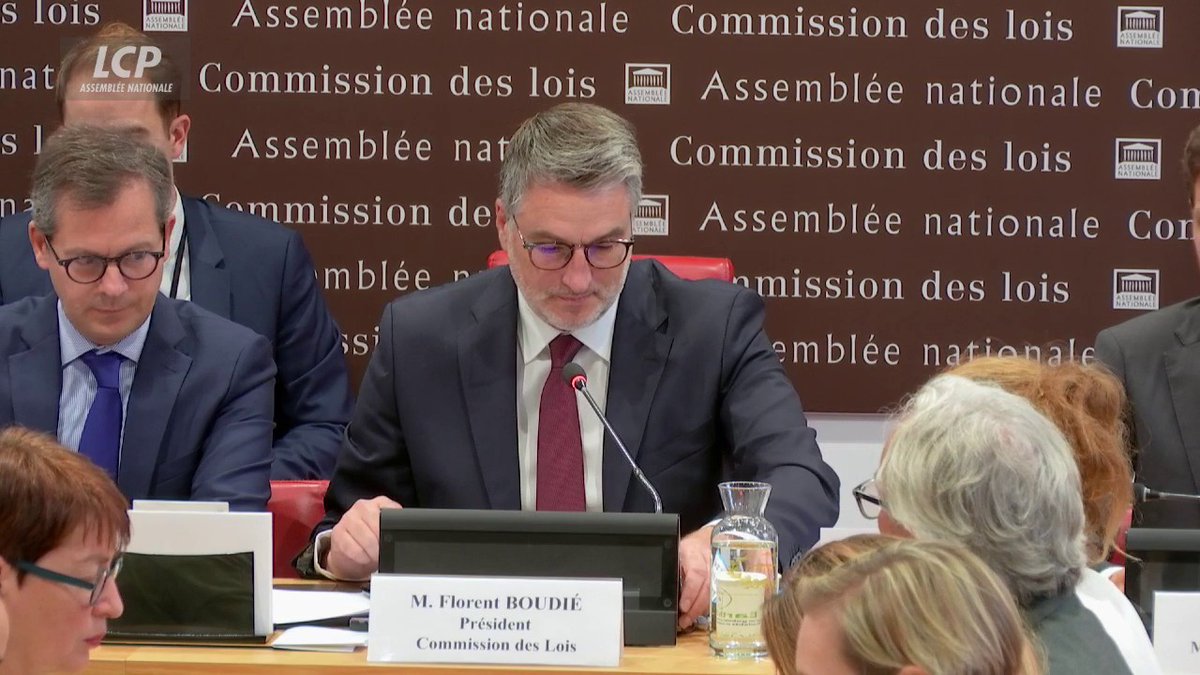 ❌🏛️ La commission des lois de l'Assemblée nationale a rejeté la proposition de résolution visant à tenter d'engager la procédure de destitution à l’encontre d'Emmanuel Macron (15 pour, 54 contre). #DirectAN