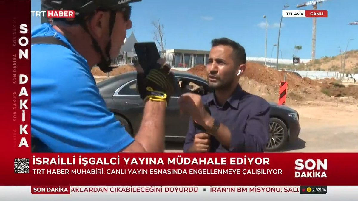 "Git işini Türkiye'de yap" İsrailli bir işgalci, Tel Aviv'de canlı yayın yapan TRT Haber muhabirini ve kameramanını taciz edip yayının kesilmesi için baskı yaptı.
