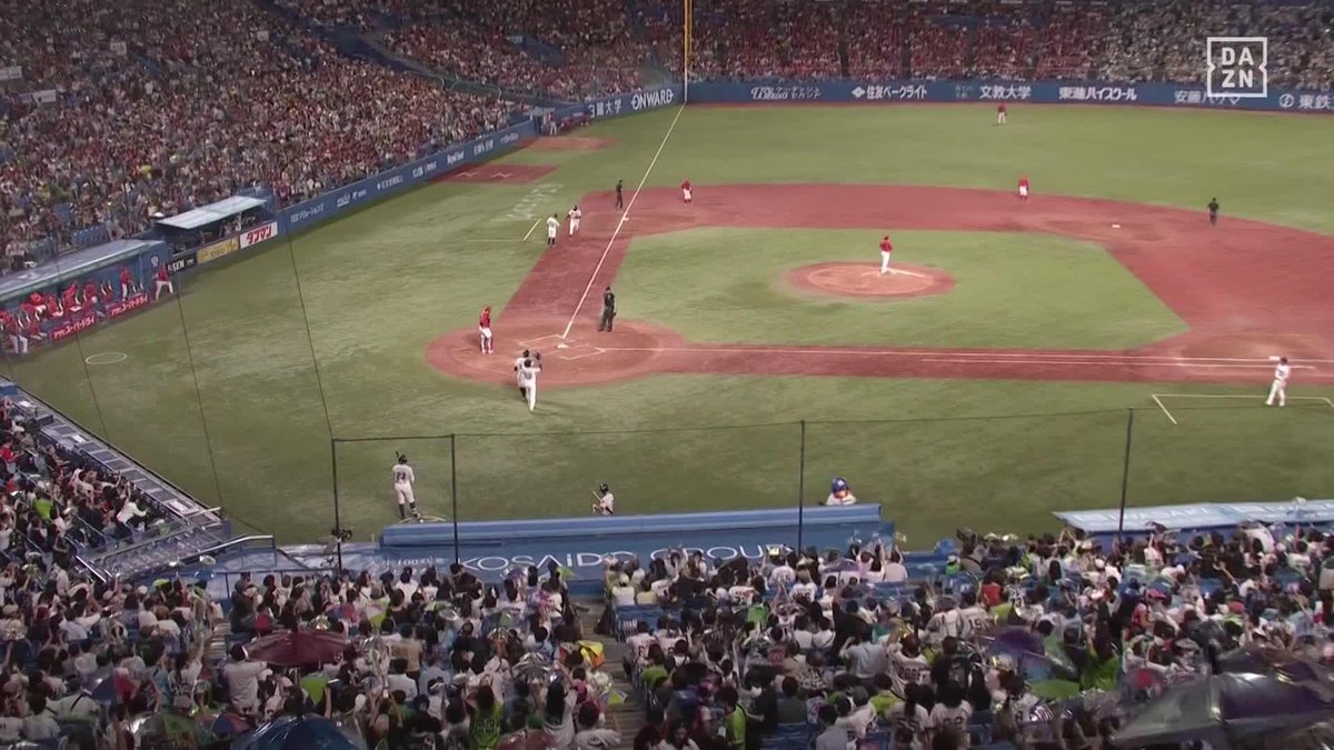 ／ 捧げる一発 ＼ チャンスの扉に架かるアーチ #サンタナ 3ランホームラン ⚾プロ野球(2024/10/2) 🆚 ヤクルト×広島 📱Live on DAZN #DAZNプロ野球 #swallows