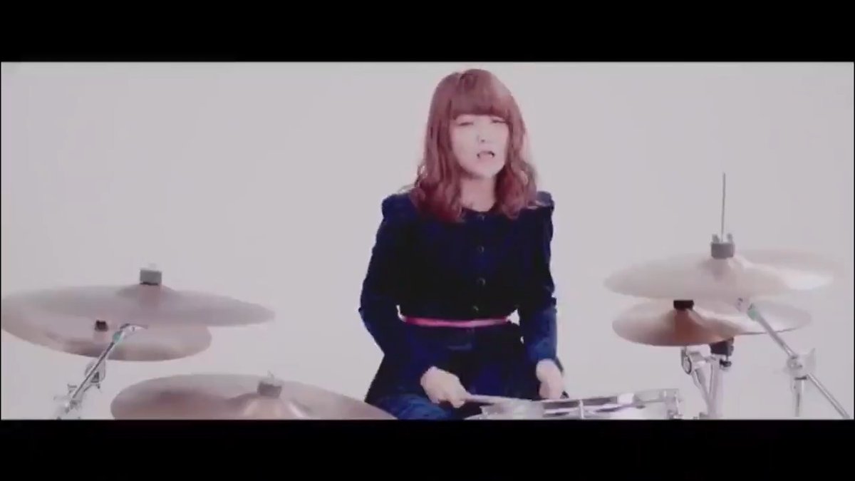 ３人組のバンドをしてます。ドラムが歌ってます。いいバンドです。
