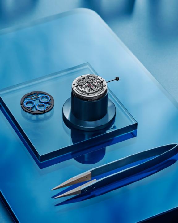 Carbon returns on the Royal Oak Concept Split-Seconds Chronograph GMT Large Date. The Chroma Forged Technology combines lightness with resistance to shocks, heat and humidity. Ref. 26650FO.OO.D353CA.01 #AudemarsPiguet #RoyalOakConcept