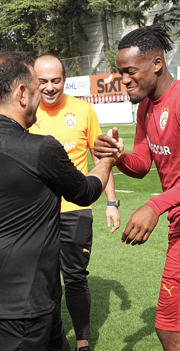 Bugünkü antrenman öncesinde Michy Batshuayi’nin doğum günü kutlandı! 🎂🥳