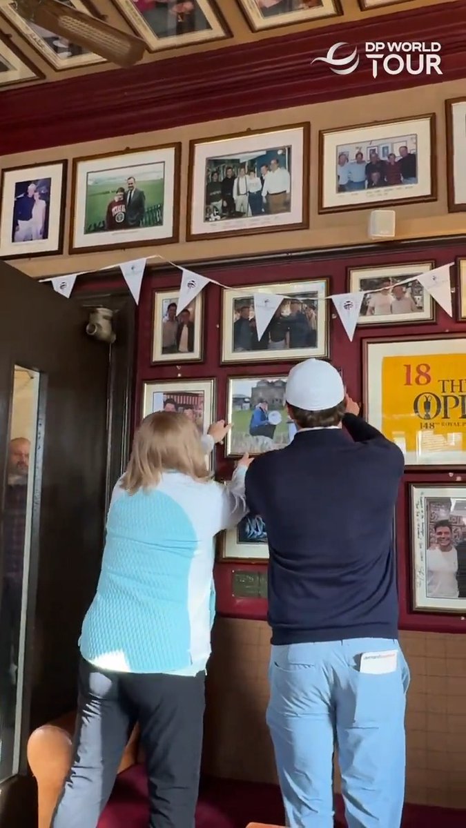 Following tradition 🖼️ Matt and Sue Fitzpatrick hang up their trophy picture in the Dunvegan. #dunhilllinks