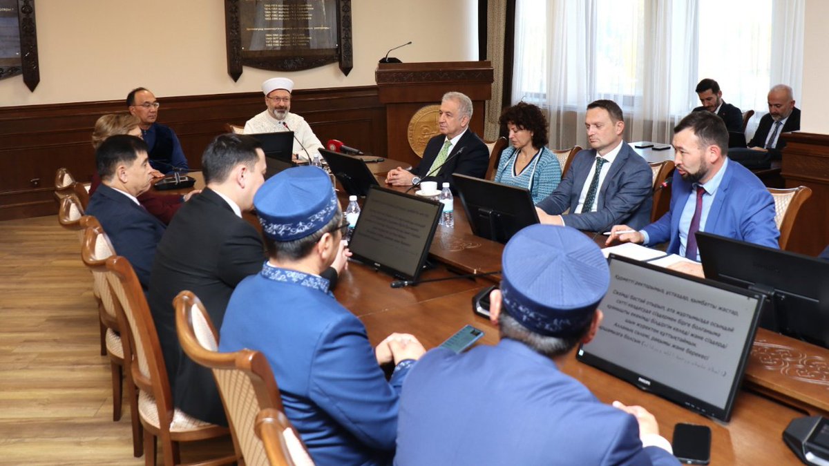 Bir vücudun azaları gibi birbirine duyarlı, bir binanın tuğlaları gibi birbirine bağlı ve bir tarağın dişleri gibi yan yana olması gereken Müslümanlar maalesef imamesi kopan tespih taneleri gibi dağılmışlardır.