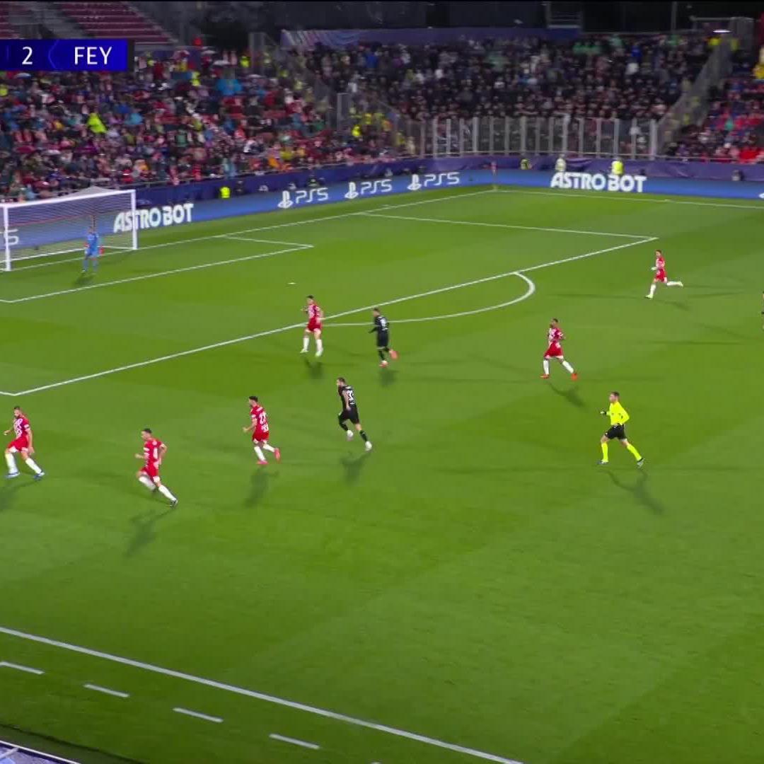 Nešťastná chvilka pro Ladislava Krejčího. Český bek vlastňákem dal výhodu Feyenoordu. 😶 #NovaSport #UCL