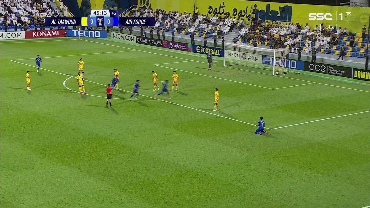 أكيد مافيه (فار)!! يسويها الاتحاد الآسيوي بما أن البطولة (دوري آسيا 2)، وليس (دوري النخبة)، على غرار ماقبل تغيير التسمية والطريقة!! أما إن كانت تقنية الفيديو VAR موجودة، فإن حكم الفيديو لايستحق الاستمرار!! وحتى في غير وجود الفار، التسلل واضح ويؤكد وهن وضعف الحكم المساعد الذي هو جزء من سوء الحكام في آسيا. نأمل أن يعوض التعاون ويعود في الشوط الثاني #التعاون_القوة_الجوية #دوري_أبطال_آسيا_2
