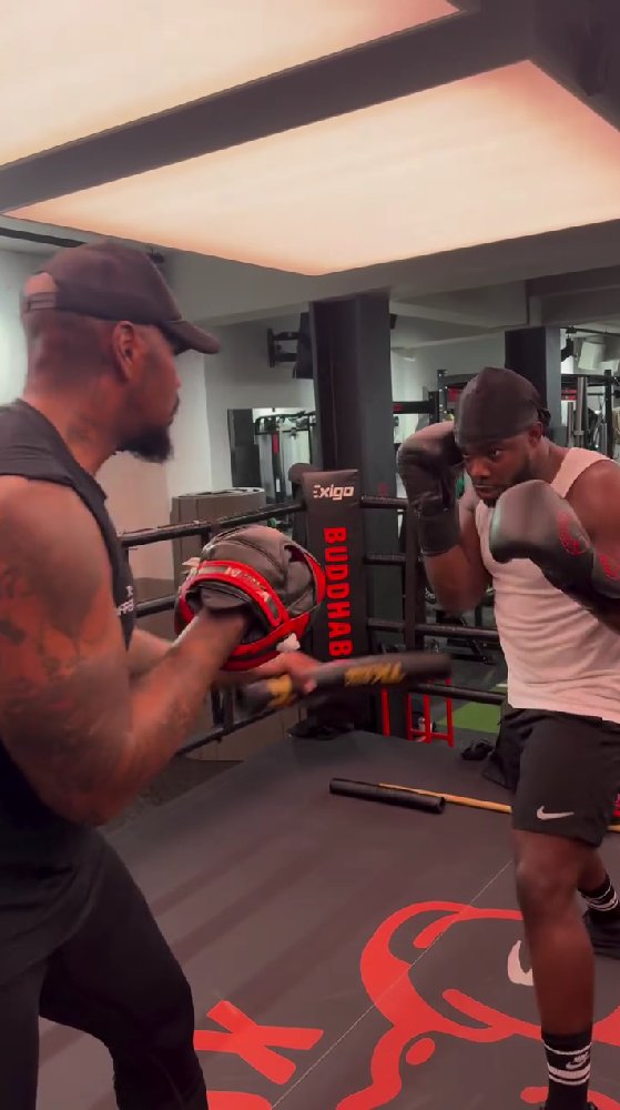 Former Manchester City defender Micah Richards on the pads with Malik Scott today… [🎥 Malik Scott]