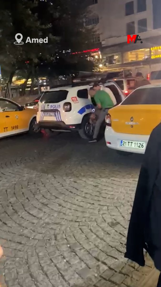 🚨Diyarbakır’ın Sur ilçesinde bir yurttaş eşi ve çocuğunun yanında polislerce darp edilerek gözaltına alındı.