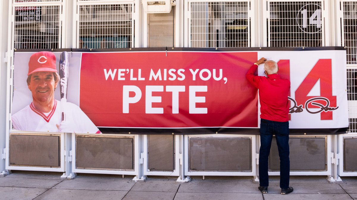 Marty Brennaman is the first to leave a message on the Pete Rose tribute banner displayed at the GABP front gates ❤️🌹
