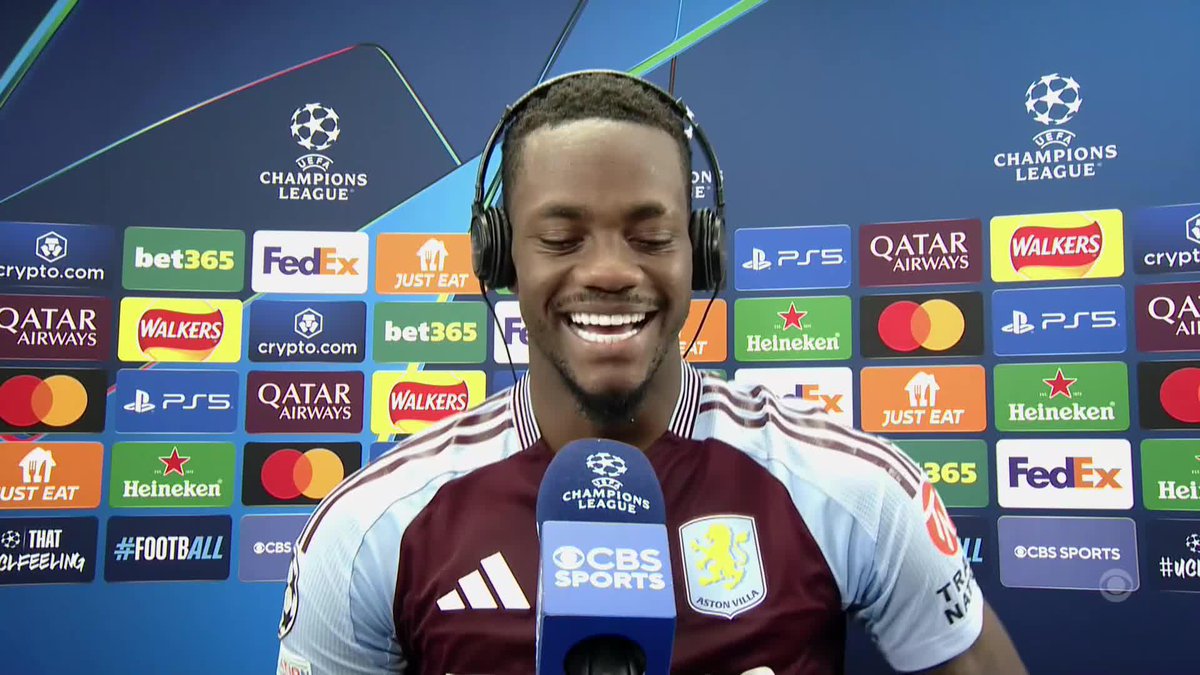 Carra and Micah google translating Spanish to speak to Jhon Duran 🤣🤣🤣