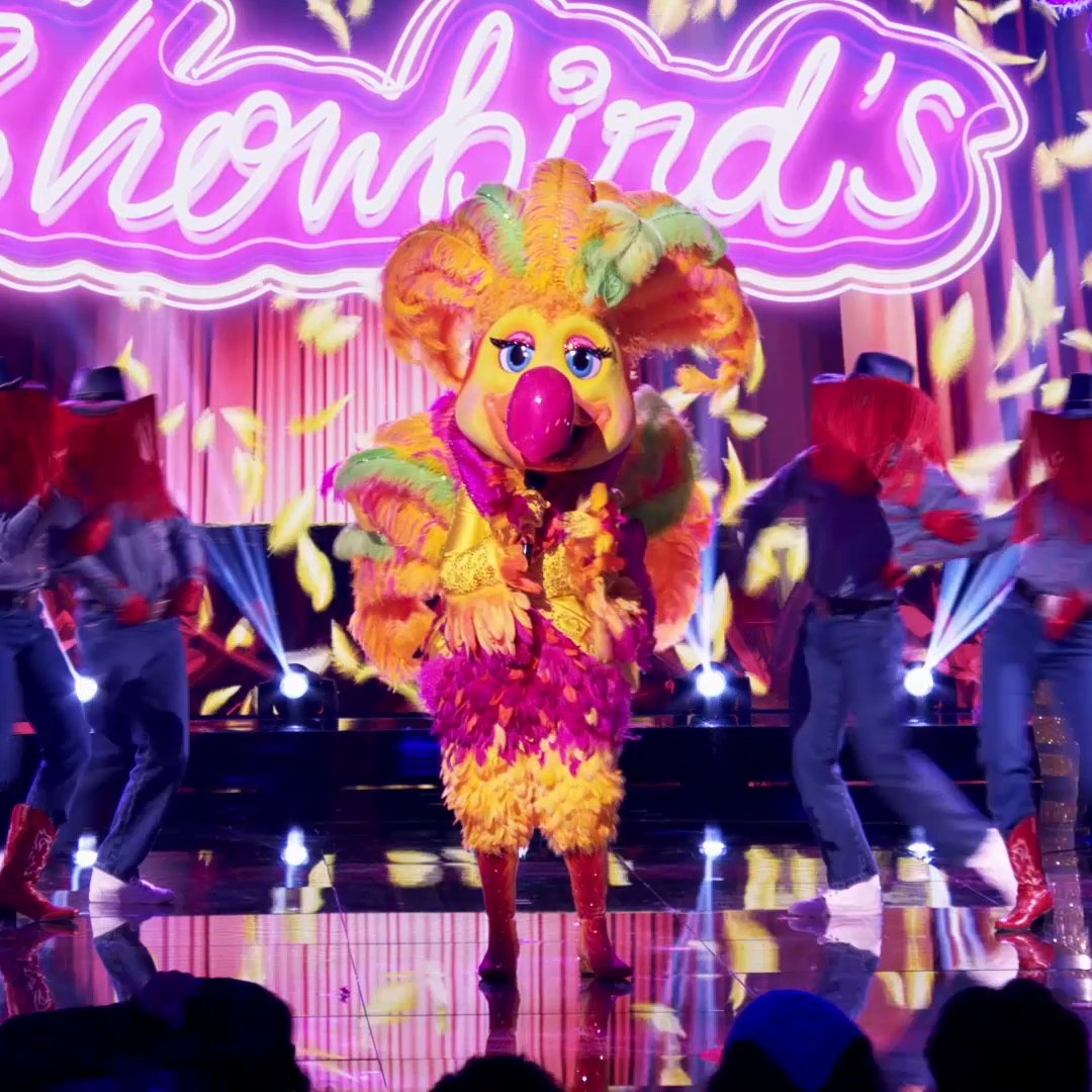 Let's hear it for the BIRD! #ShowbirdMask is living up to their name with this strutting performance! Any guesses? 🙌 #TheMaskedSinger