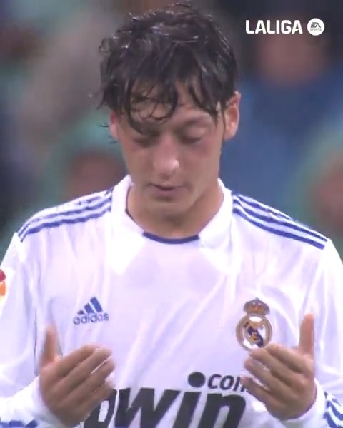 🎩⚽ mago de ÖZ. 🤍🔙 #TalDíaComoHoy en 2⃣0⃣1⃣0⃣, Mesut Özil marcaba su primer gol en #LALIGAEASPORTS con el Real Madrid C.F.. #LALIGAHistory