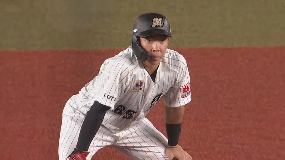 千葉ロッテ高卒ルーキー #寺地隆成 選手が初球を捉え、プロ初安打となるフェンス直撃の2ベースヒット㊗️🎉 #chibalotte 👇ライブ配信はこちら