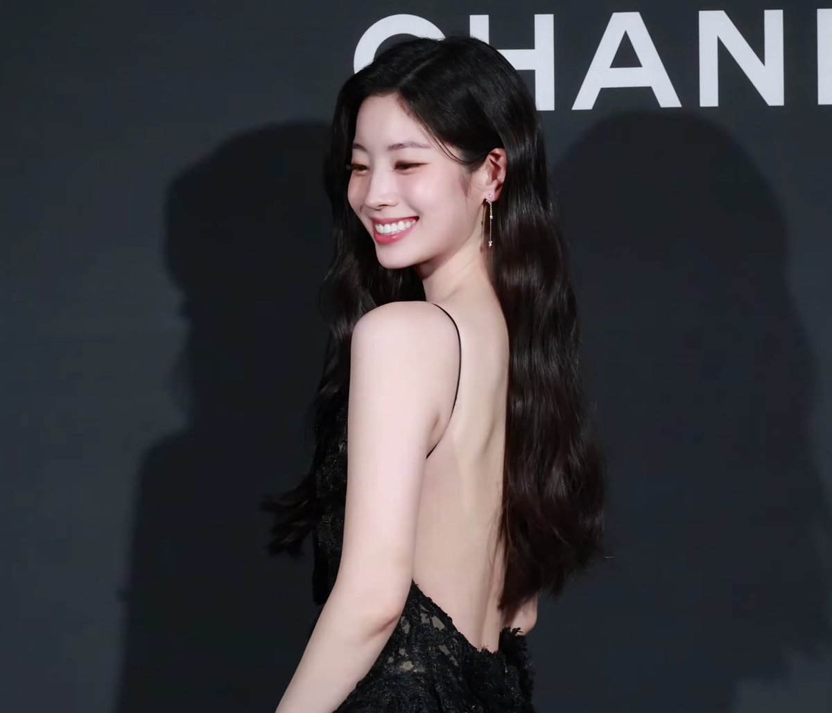 DAHYUN POSING AND THE FLASHES GOING CRAZY WHEN SHE SHOWS OFF HER BACK