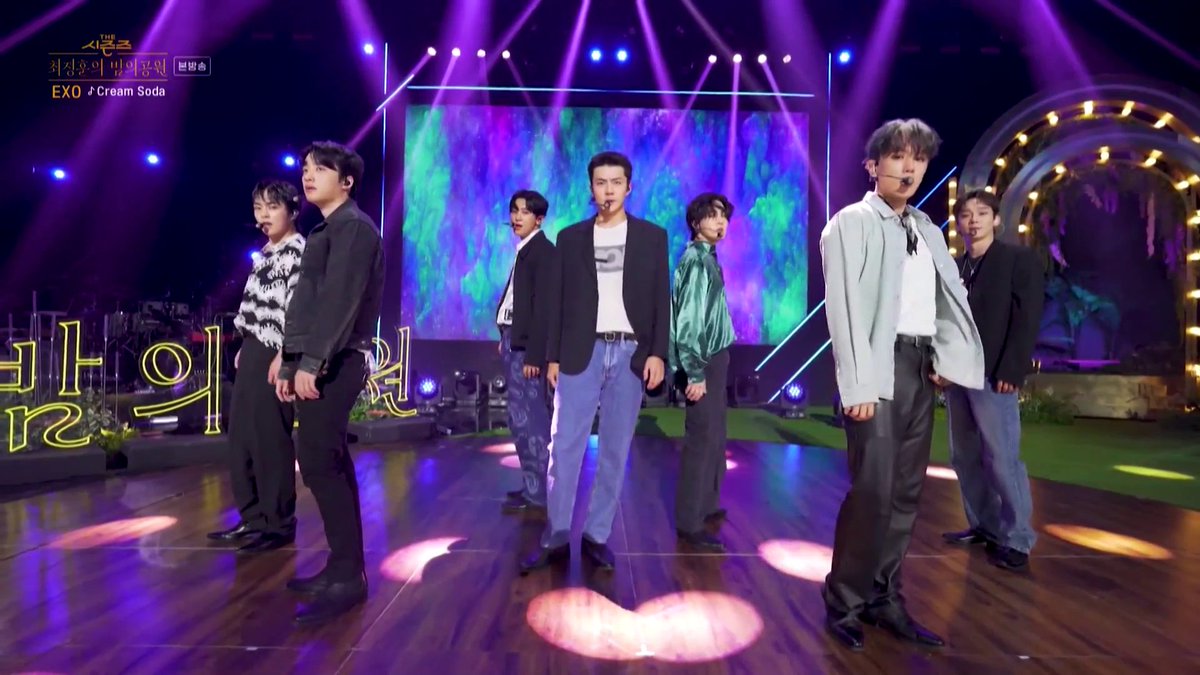ini perform suaranya sama persis tapi chanyeol salah lirik sih, curiga gasi mereka sebelumnya record dulu versi salah liriknya??????🤔