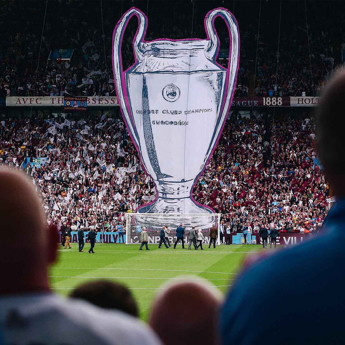 Squad juara #UCL 1982 Aston Villa hadir lagi meramaikan kembalinya UCL di Villa Park setelah 41 tahun absen. Fans sambut meriah para sesepuh Legend Aston Villa. Pernah Juara 🏆 Ada juga yang main rutin gak juara. Ada.