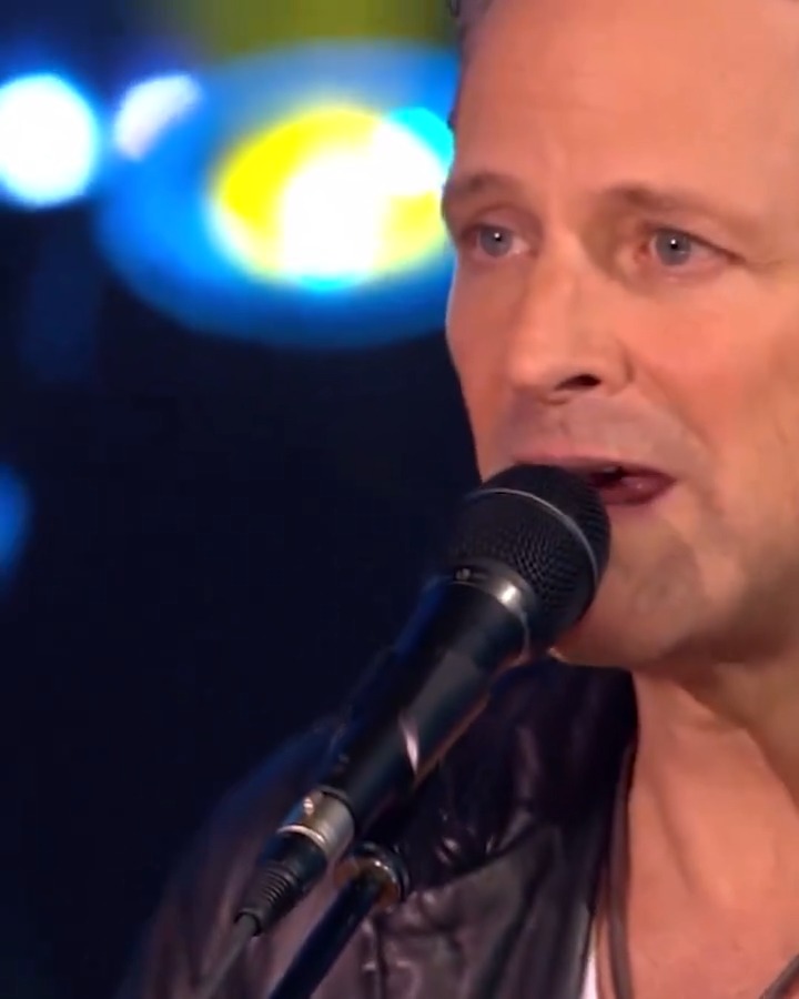 Happy 75th birthday Lindsey Buckingham 🎸 We’re celebrating Lindsey today with this incredible performance of Fleetwood Mac’s “Never Going Back Again” with Stevie Nicks 🤩