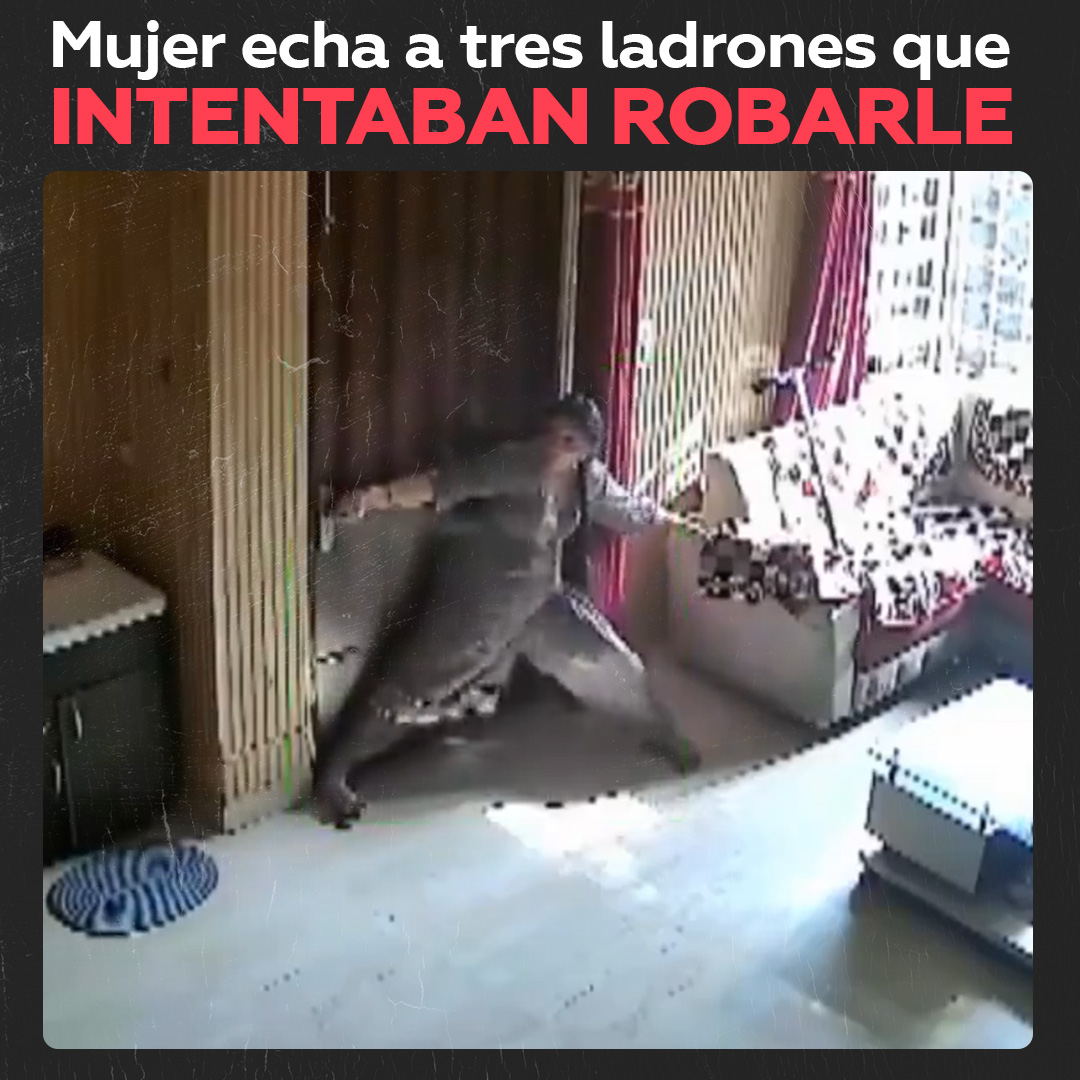 Una mujer en India trató inicialmente de cerrar la puerta usando su propio peso y, poco después, logró bloquearla colocando un sofá. En ese momento, su esposo no se encontraba en casa, y ella estaba sola con sus dos hijos.