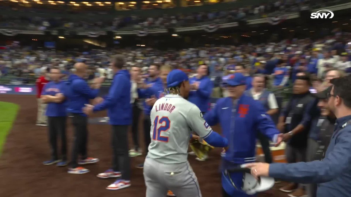 Francisco Lindor picked up Steve and Alex Cohen off the ground after the Mets beat the Brewers