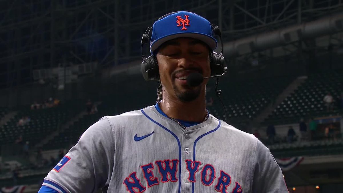 "I'm about to take a team picture I gotta go!" —Francisco Lindor 😂😂