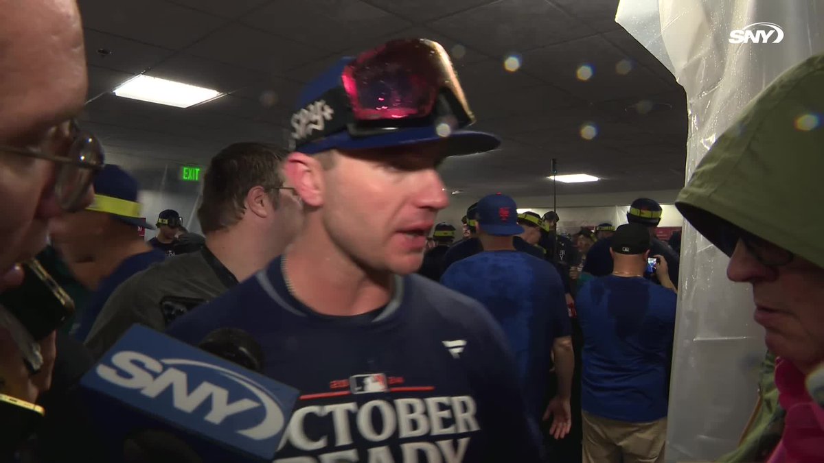 Pete Alonso introduces the Mets playoff pumpkin 🎃😂
