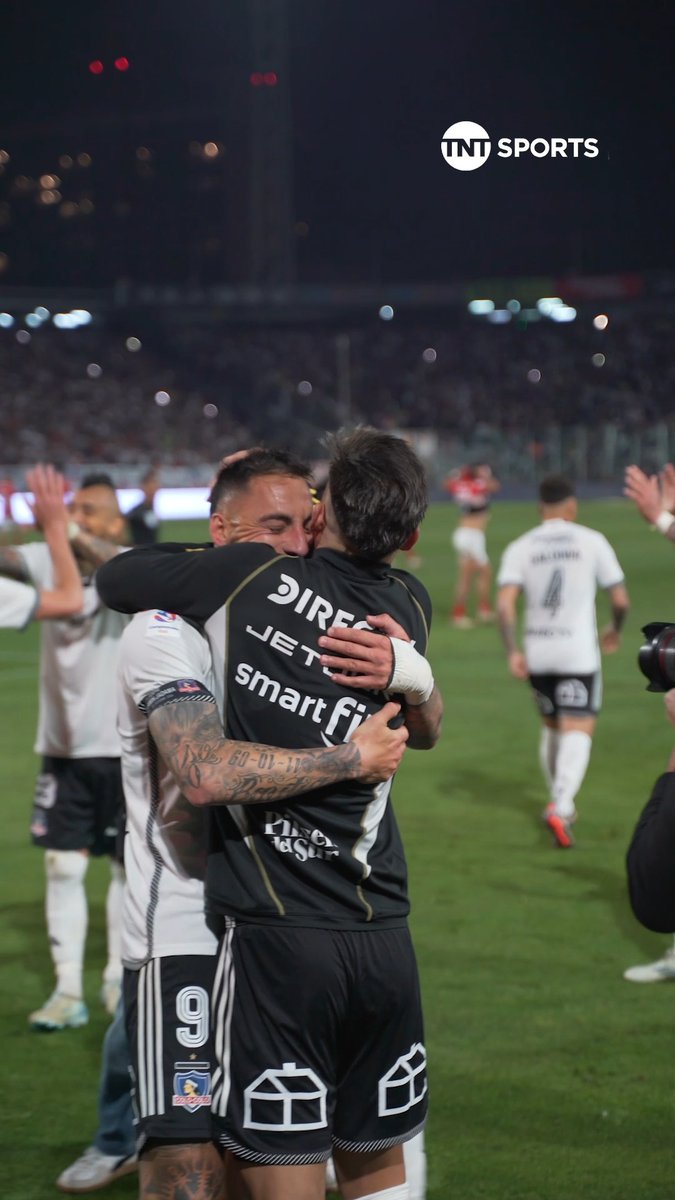 👏👏👏 EL MOMENTO EXACTO DE CUANDO SE DESATÓ LA LOCURA EN MACUL Así fueron las celebraciones del plantel de Colo Colo por el gol de Javier Correa, que les dio el triunfo en #ElClásico186 ante Universidad Católica en el #MatchdayJueves.
