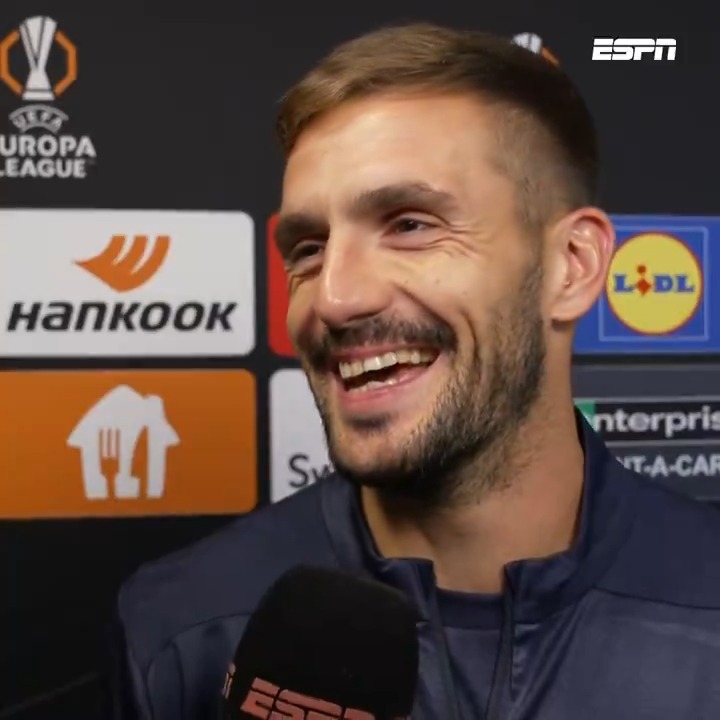😏💰 Dusan Tadic nadat hij door de Twente-fans werd getrakteerd op een fluitconcert: "Ze moeten niet vergeten dat ik nog steeds hun grootste transfer ben."